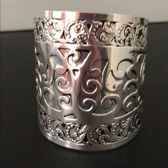 SILVER METAL CUFF BRACELET W/GORGEOUS DESIGN - Picture 2 of 13